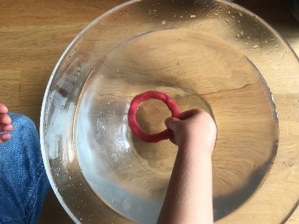 Knete in einer Schüssel mit Wasser