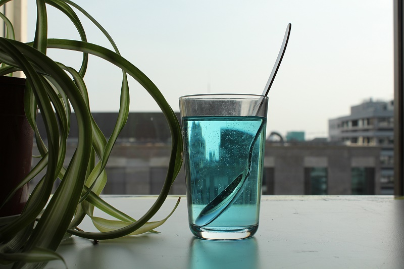 Löffel in einem Wasserglas