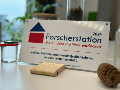 Die Forscherstations-Plakette 2024: Eine Auszeichung für pädagische Einrichtungen, die sich im Bereich frühe naturwissenschaftliche Bildung engagieren.