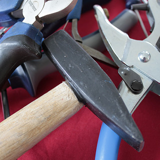 Werkzeuge zum Ausleihen in der Forscherstation: Hammer, Pipetten, Lupen und weiteres.