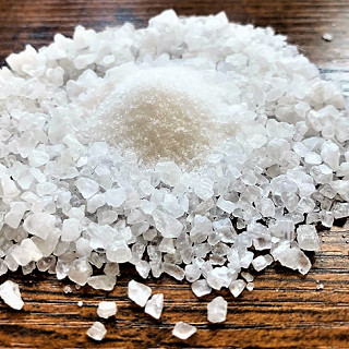 Verstreutes körniges Salz auf einer Fläche.